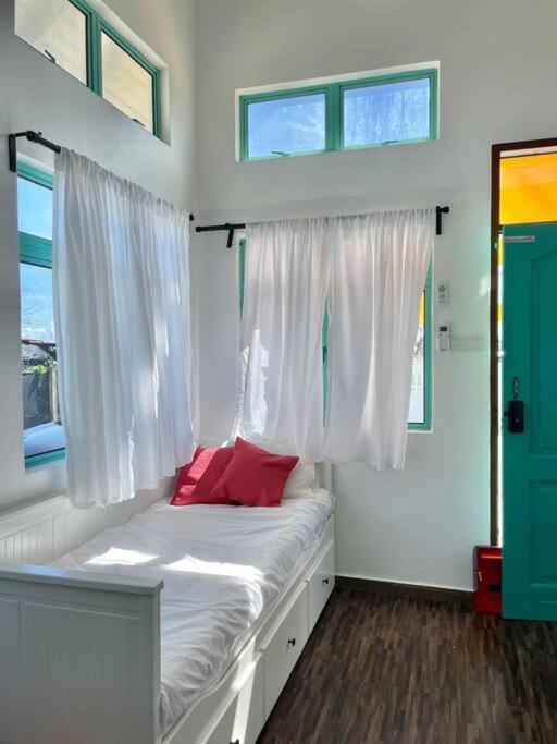 Вилла Sea Kecil Tiny House Near Jetty Of Kuala Besut Kampong Nail Экстерьер фото